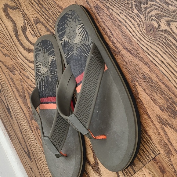 Mens Olive Green Flip Flops with Patterned Insole Size 10 NWOT - Picture 3 of 7